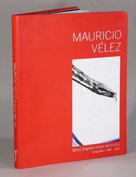 Item #63479 Mitad angeles mitad demonios. Fotografias 1987-2011. Mauricio Velez.